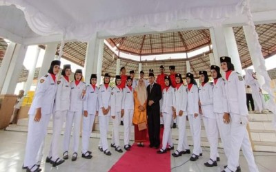 PASKIB dan Marching Band SMA Negeri 5 Kabupaten Tangerang Menjadi Petugas Upacara HUT RI Ke-78 di Paruga Na'e Sila